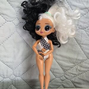 LOL Surprise! Winter Disco Surprise Doll OMG Big Sister White/Black Hair Big Eye